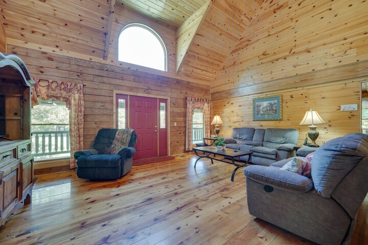Secluded Broken Bow Cabin w / Fire Pit and Deck!