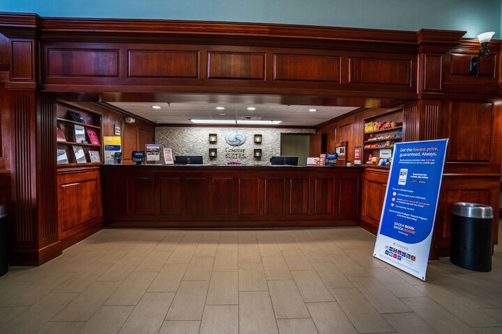 Comfort Suites Outlet Center