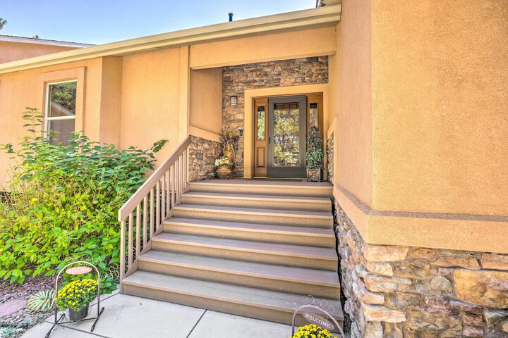 Serene Monument Sanctuary w / Patio & Fire Pit!