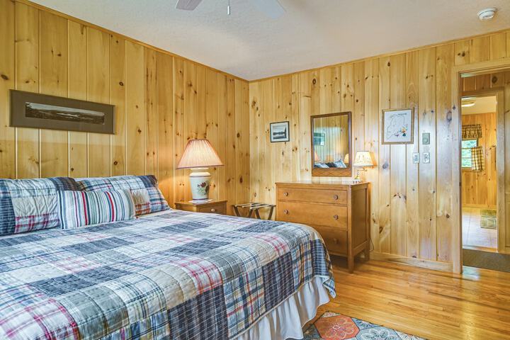 Lakefront Escape w / Deck & Kayaks in Lovell!
