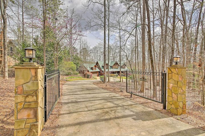 Lake Hartwell Lodge w / Dock Theater + Hot Tub!