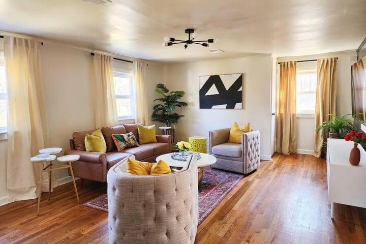 Chic Spacious Apt Near Attractions / Food/EWR/NYC