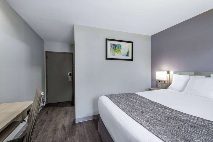Room 6 of 16