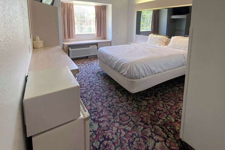 Room 7 of 8