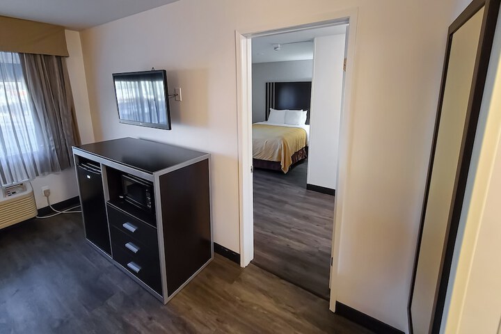 Room 28 of 64