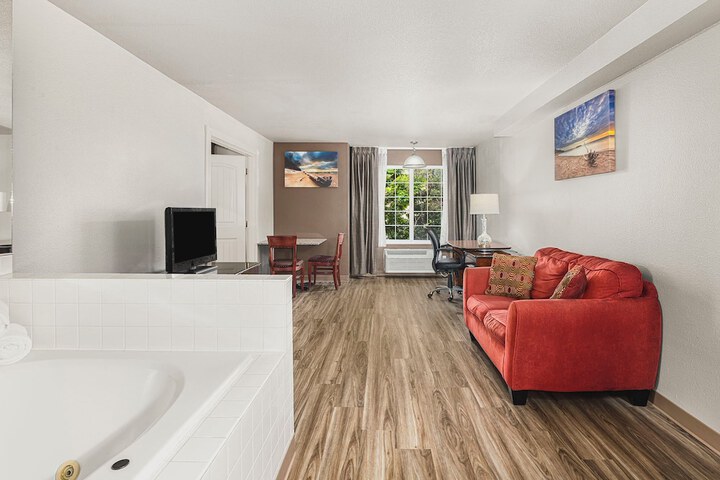 The Ashley Inn & Suites