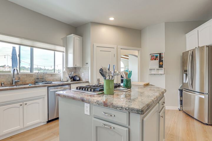San Marcos Getaway w / Deck & Lake Views!