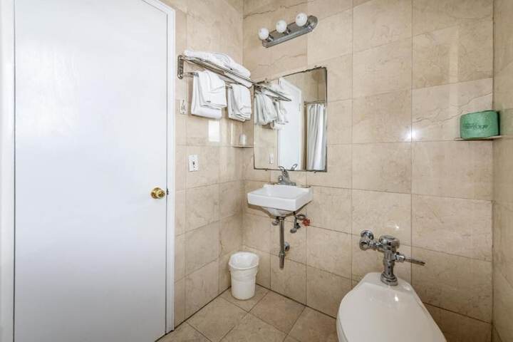 Room 16 of 33