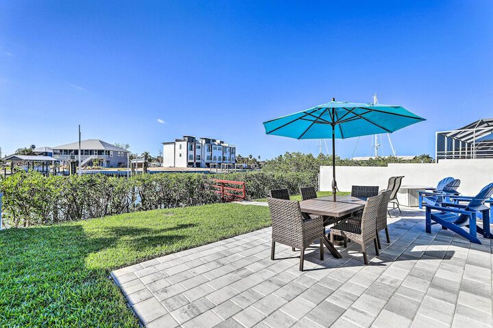 Private Dock & Saltwater Pool: Apollo Beach House