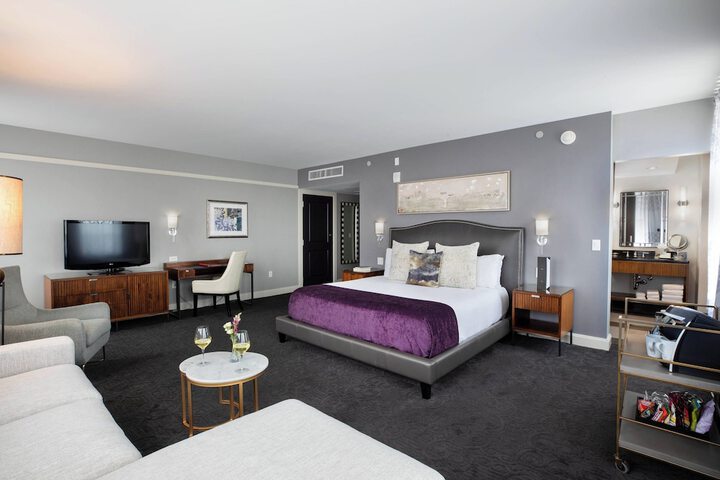 Room 22 of 102