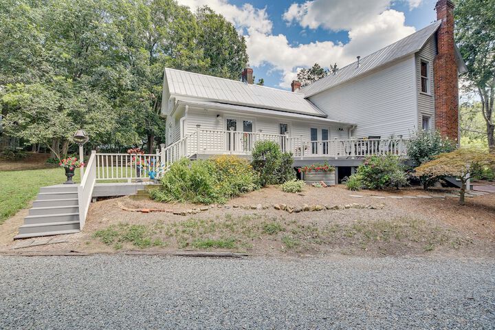 Historic & Charming Pittsboro Home w / Fireplaces