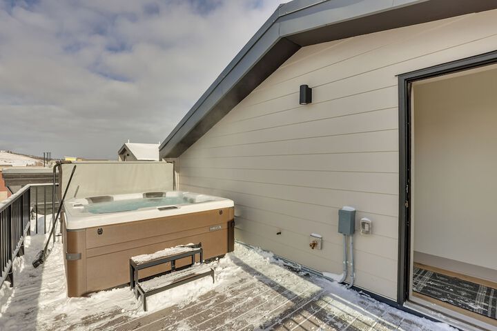 Silverthorne Townhome w / Hot Tub: Walk to Town!
