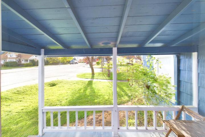 Main St. New with AC Monthly stays Charming Cottage KING BED