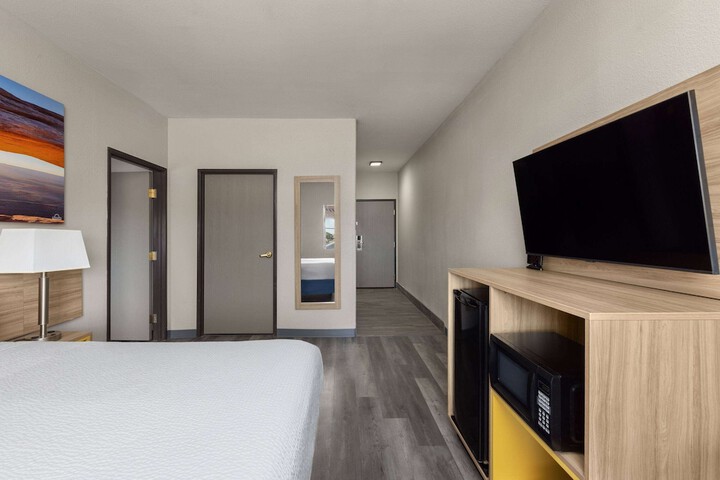 Room 26 of 143