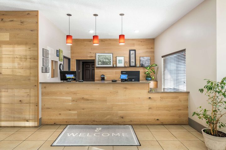 Country Inn & Suites by Radisson Watertown, SD