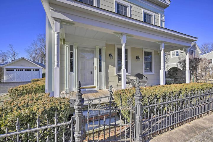 Bright Apartment - 1 / 2 Mi to Greenport Harbor!
