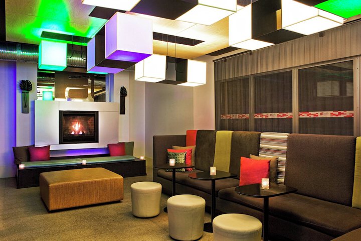 Lounge 19 of 25