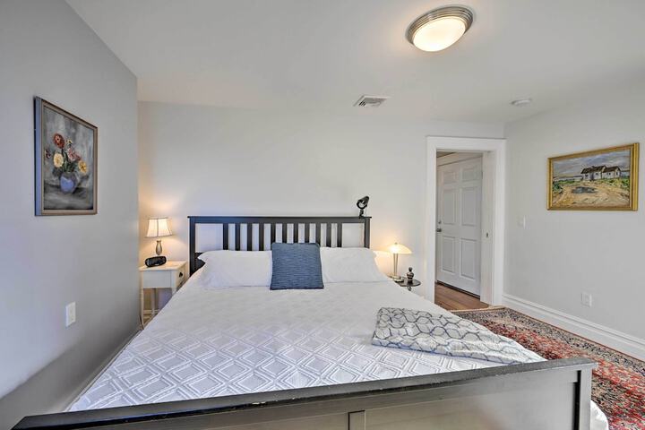 Bright Apartment - 1 / 2 Mi to Greenport Harbor!