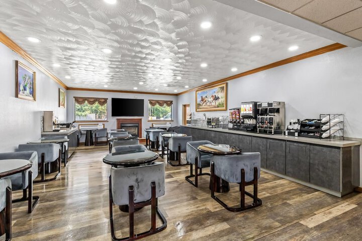 Super 8 by Wyndham Uniontown PA