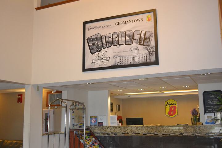 Super 8 by Wyndham Germantown / Milwaukee