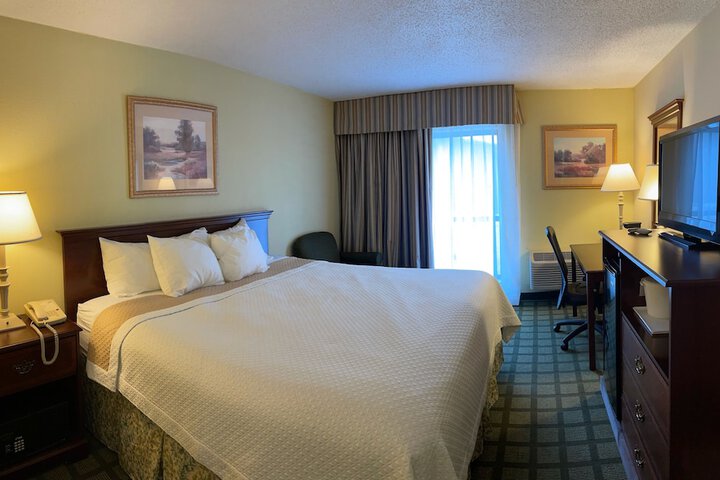 Days Inn & Suites by Wyndham Sutton Flatwoods