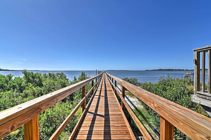 Beachfront Cedar Key Condo w / Pool Spa & Views!