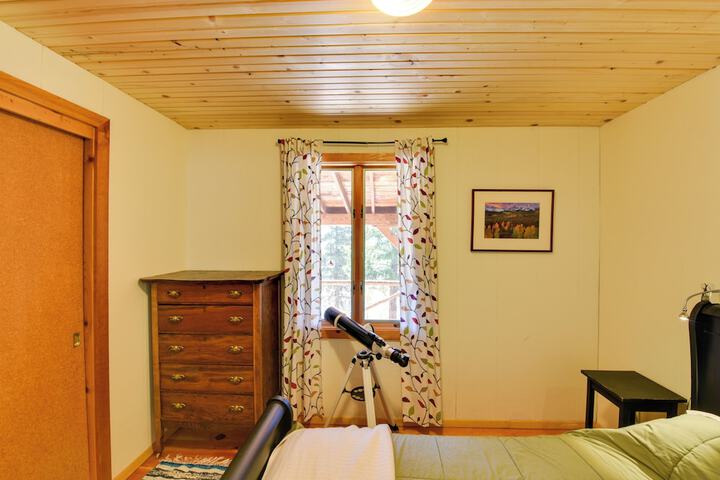 Idyllic Twin Lakes Escape w / Views of the Lakes