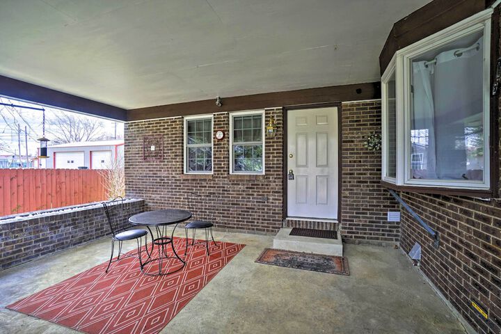 Delightful Tipp City Unit w / Covered Patio!