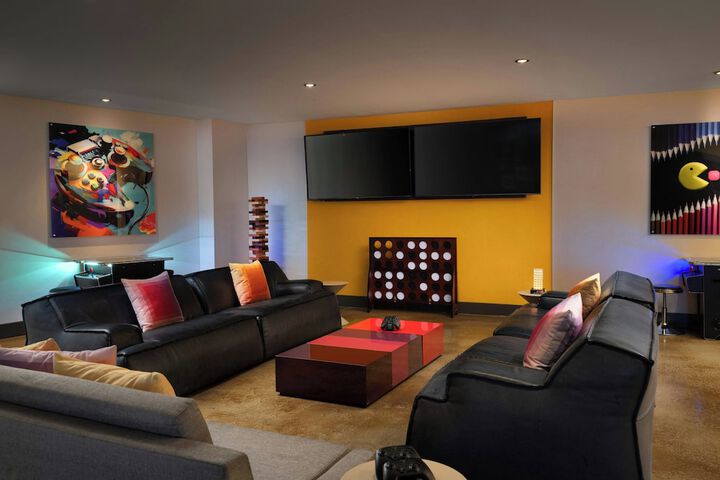Lounge 75 of 83