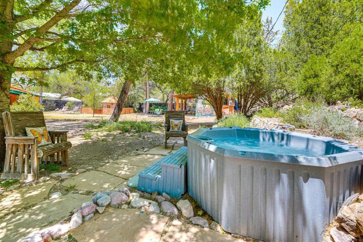 Vibrant Casa Paloma w / Patio - Near Vineyards!