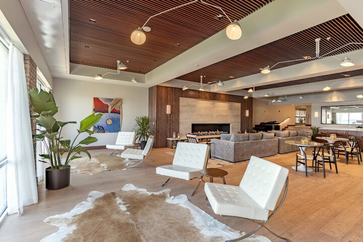 Lounge 26 of 34