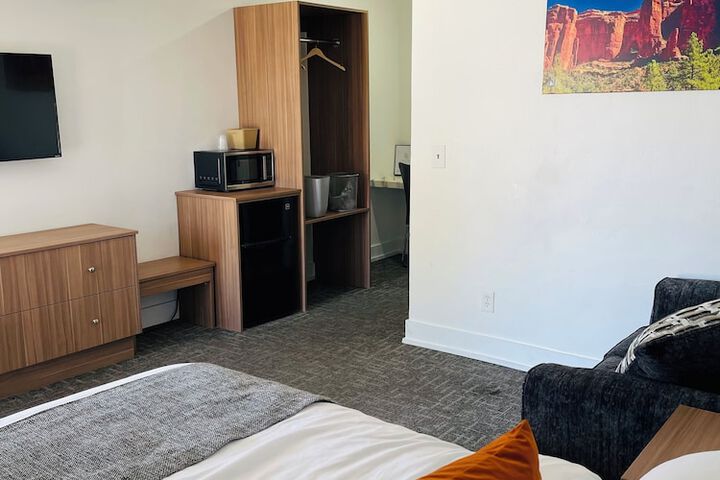 Blue Sage Inn & Suites