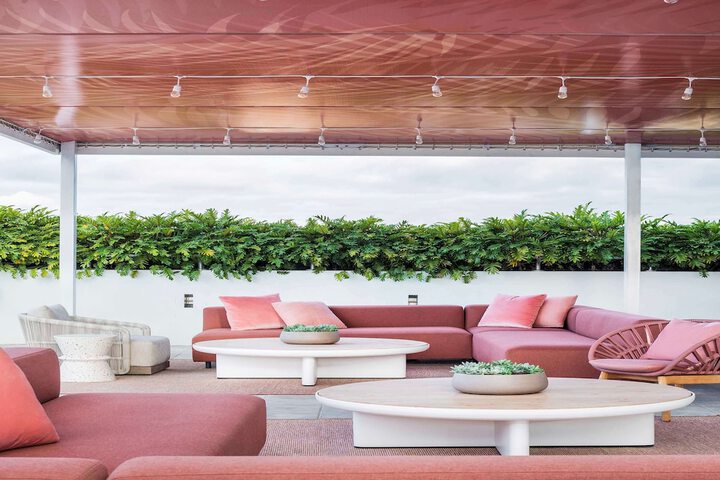 Lounge 63 of 73