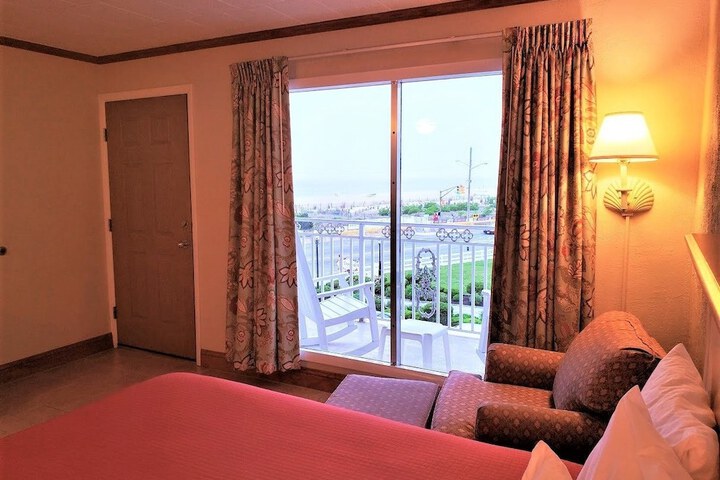 Room 13 of 33