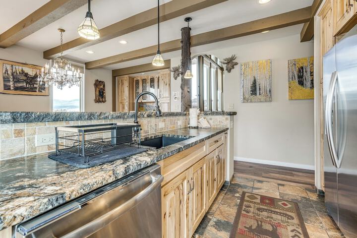 Hot Tub Relaxation: Luxe Summit Gem w / Mtn Views