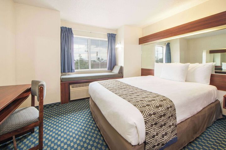 Room 10 of 28
