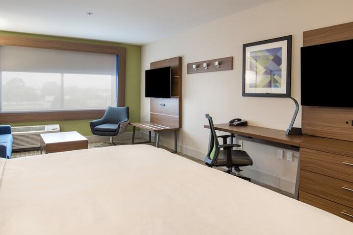 Holiday Inn Express & Suites Racine by IHG