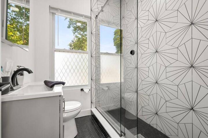 NYC Access 4BR Duplex Sleeps 10 Free Parking