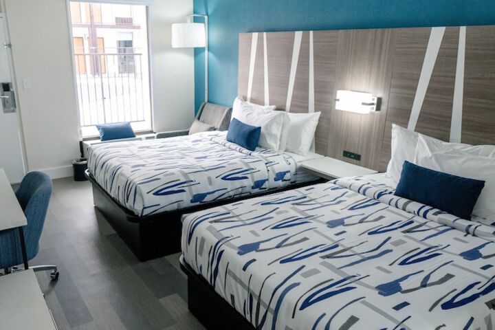 Room 5 of 9