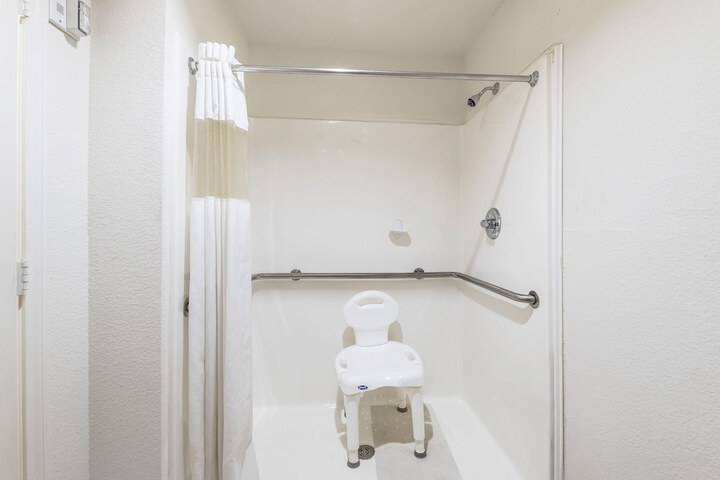 Room 27 of 40