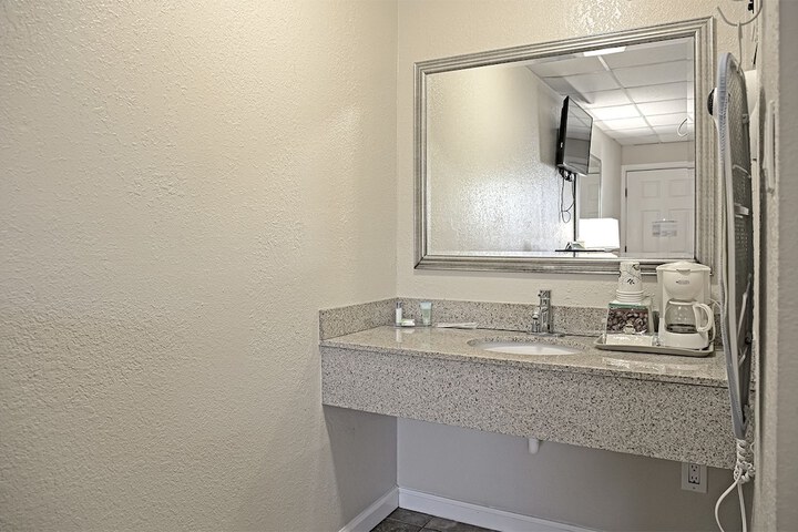 Room 9 of 34
