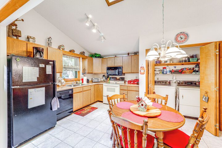 Lake & Pool Access! Outdoorsy Getaway in Newland