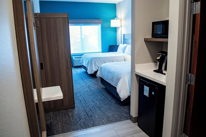 Holiday Inn Express and Suites Mason City by IHG