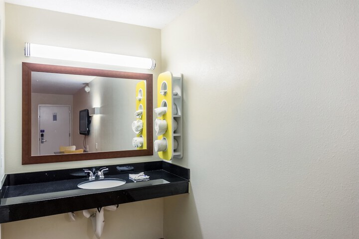 Room 32 of 35