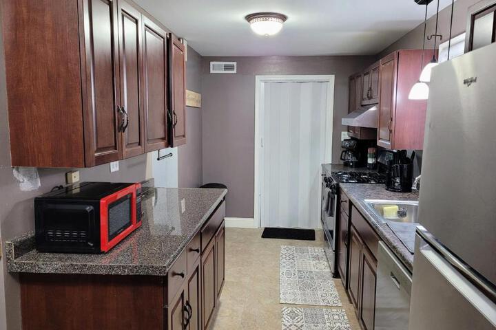 Nice house with private parking king bed fenced yard