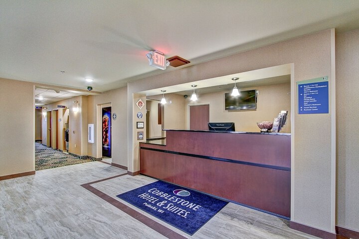 Cobblestone Hotel & Suites – Pulaski / Green Bay