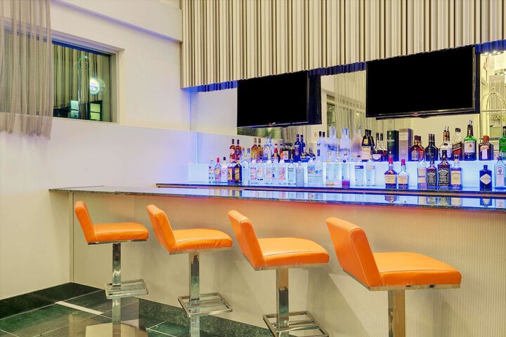 Lounge 26 of 27