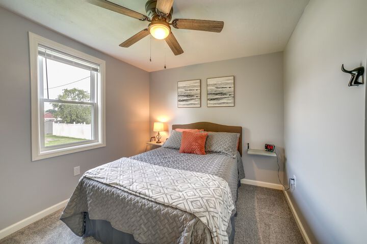 Deck & Patio: Inviting Abode in Natrona Heights!