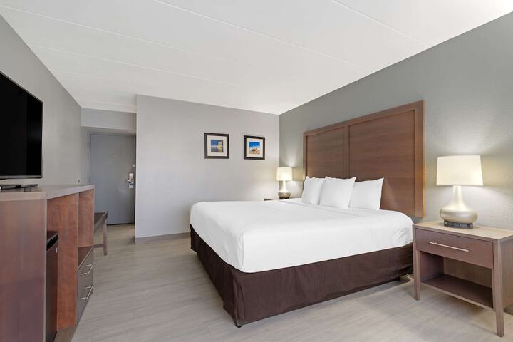 Clarion Hotel & Suites BWI Airport North
