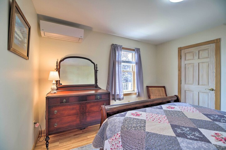 Lake Champlain Home w / Decks Kayaks & Fire Pit!